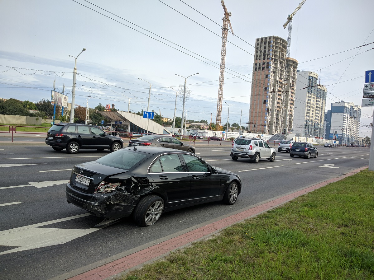 У Мінску "Аўдзі" ўляцела ў аварыйны выхад станцыі метро "Грушаўка" (фота)