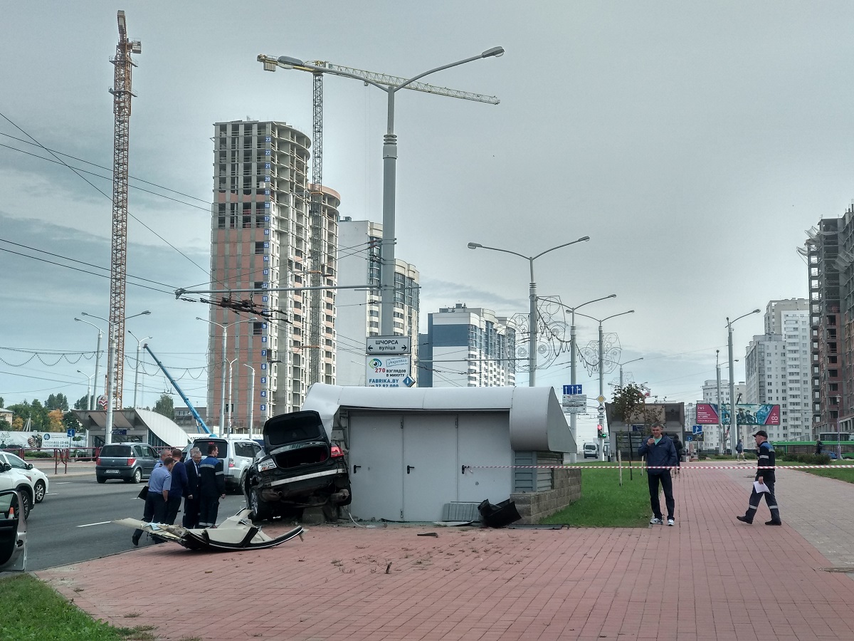 У Мінску "Аўдзі" ўляцела ў аварыйны выхад станцыі метро "Грушаўка" (фота)