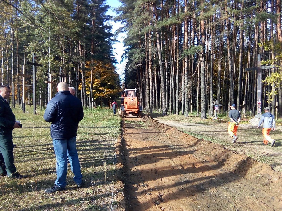 Побач з крыжамі ў Курапатах працуе будаўнічая тэхніка. Што там будуюць?