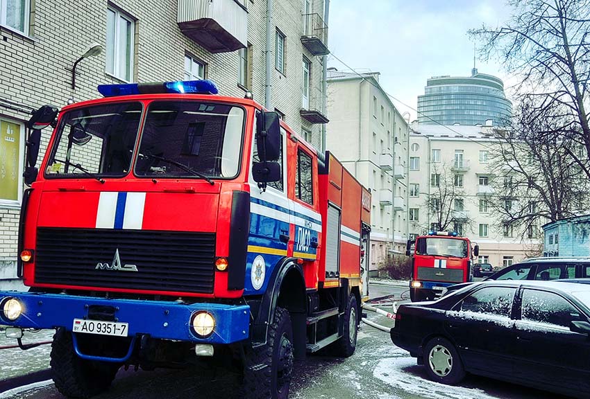 У цэнтры Мінска ў жылым доме адбыўся пажар (фота)