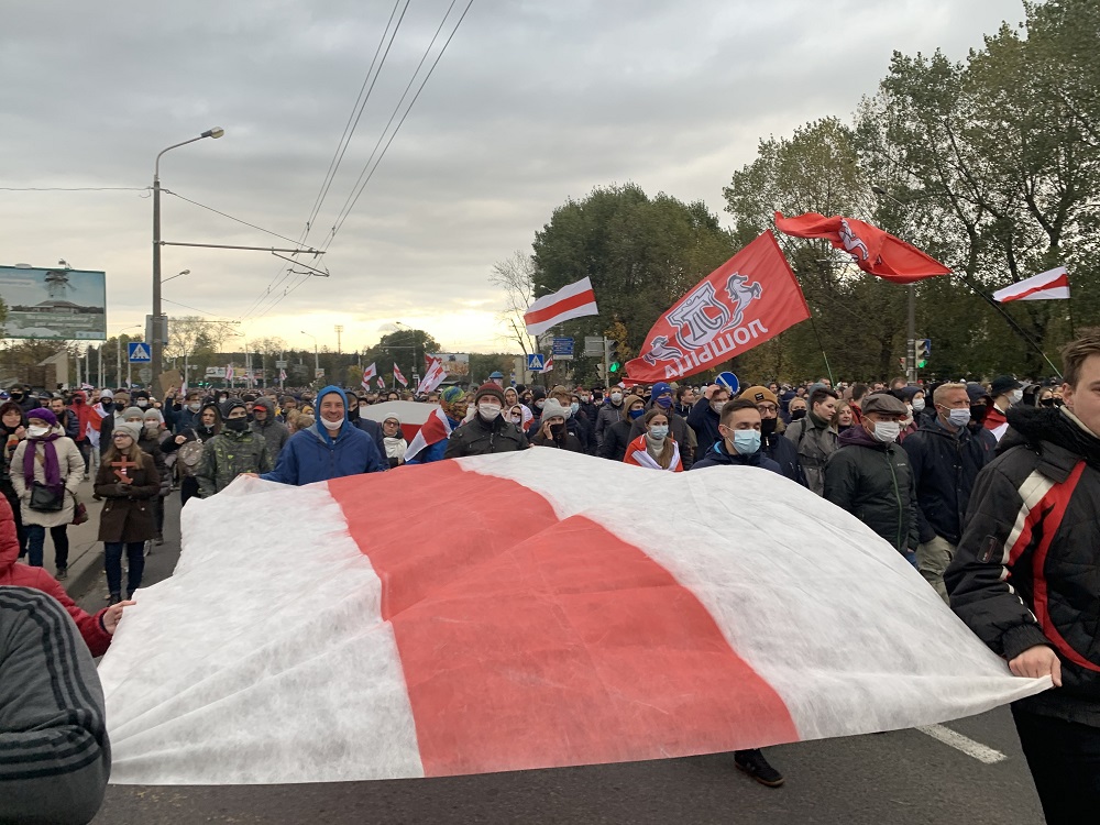 Партизанский марш в фотографиях: плакаты, флаги и волна людей