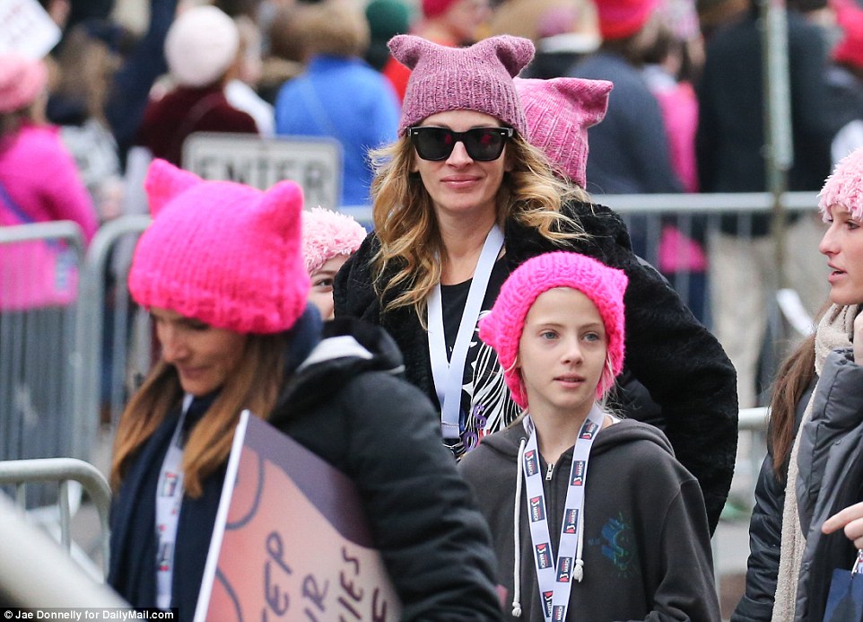 Nasty women. Скарлетт Йоханссон, Мадонна, Шер на женском марше против Трампа