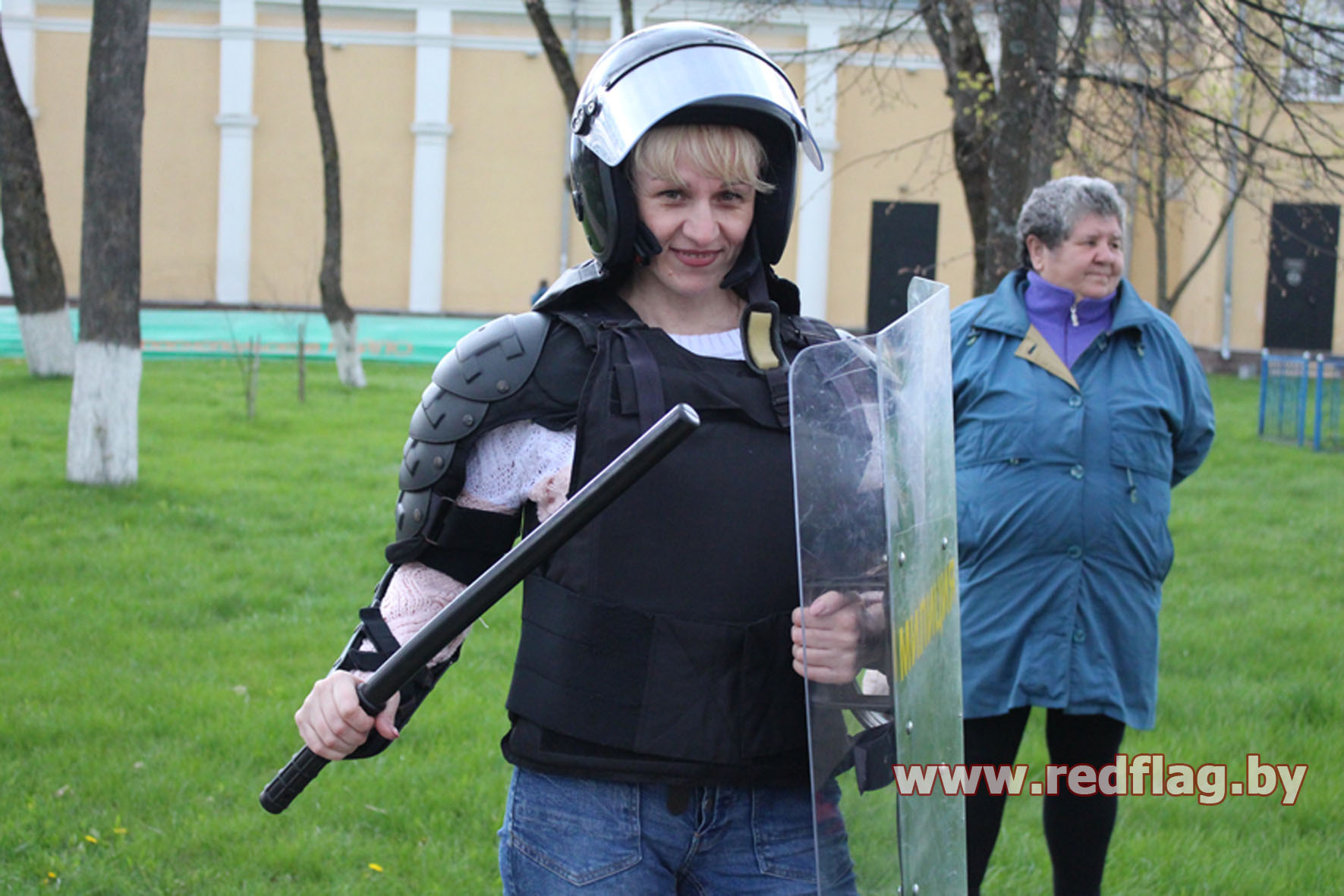 Падлеткам Краснаполля на Дзень Перамогі далі міліцэйскія шчыты і дубінкі