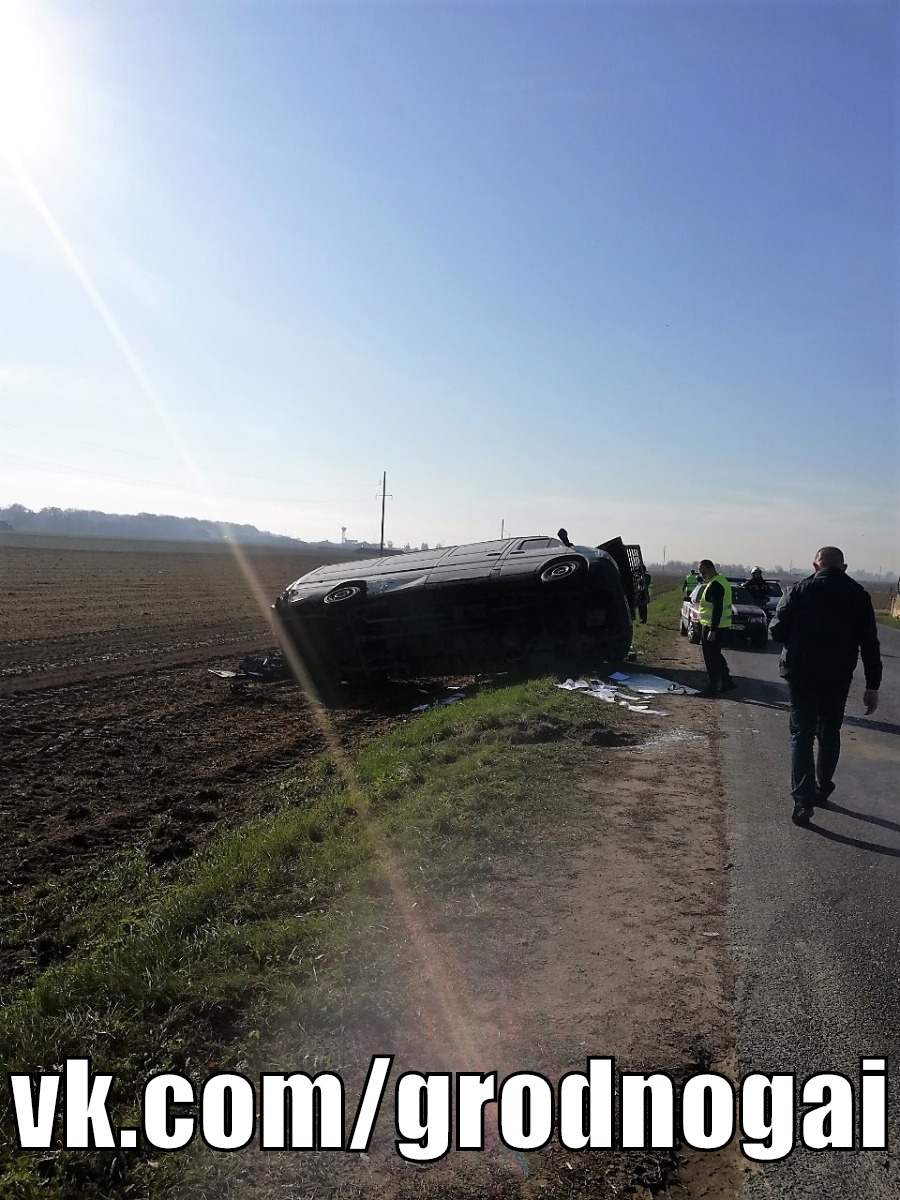 Пад Гроднам у ДТЗ мікрааўтобус прыціснуў кіроўцу, ён загінуў