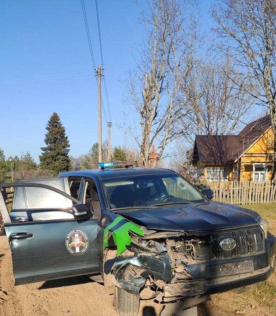 Кантрабандыст беларускіх цыгарэт у Літве пратараніў аўтамабіль памежнікаў