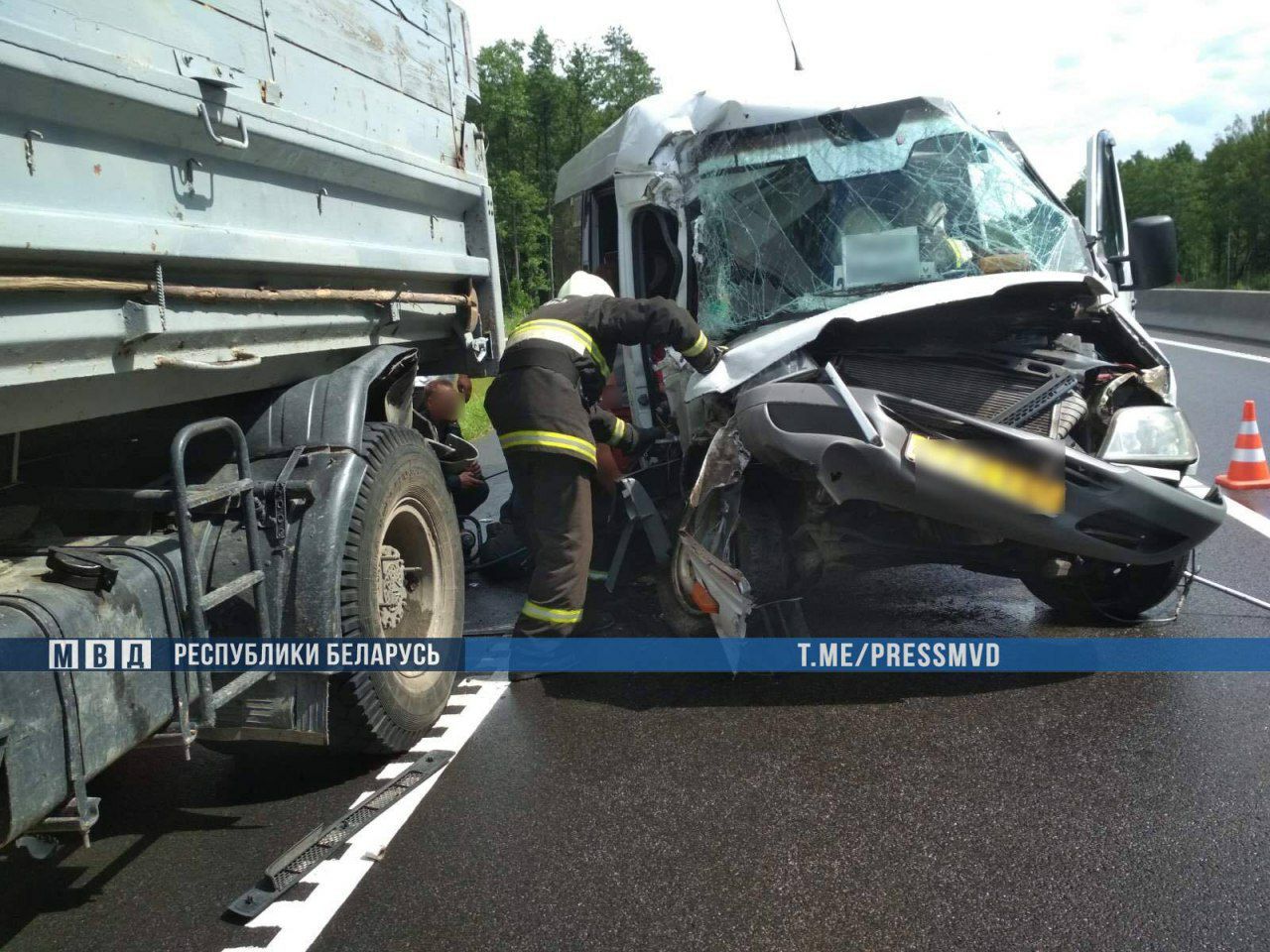 Аварыя каля Валожына: мікрааўтобус трапіў пад МАЗ, 7 пацярпелых