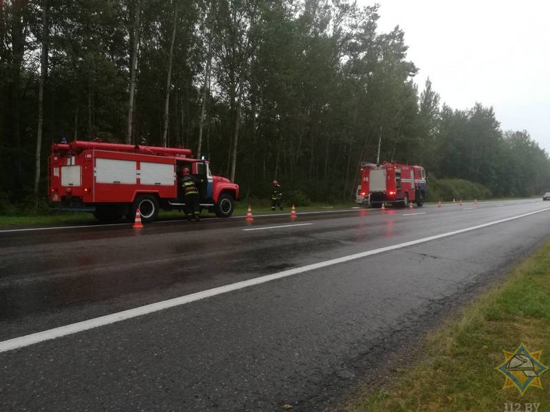 Пад Лепелем мікрааўтобус з'ехаў з дарогі дакладна на дрэва