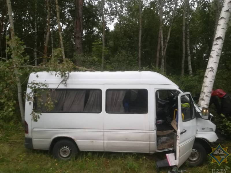 Пад Лепелем мікрааўтобус з'ехаў з дарогі дакладна на дрэва