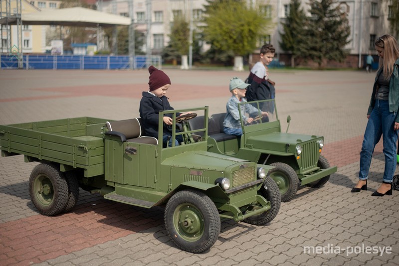 В Лунинце открыли фонтан — с депутатом, шариками и моделями