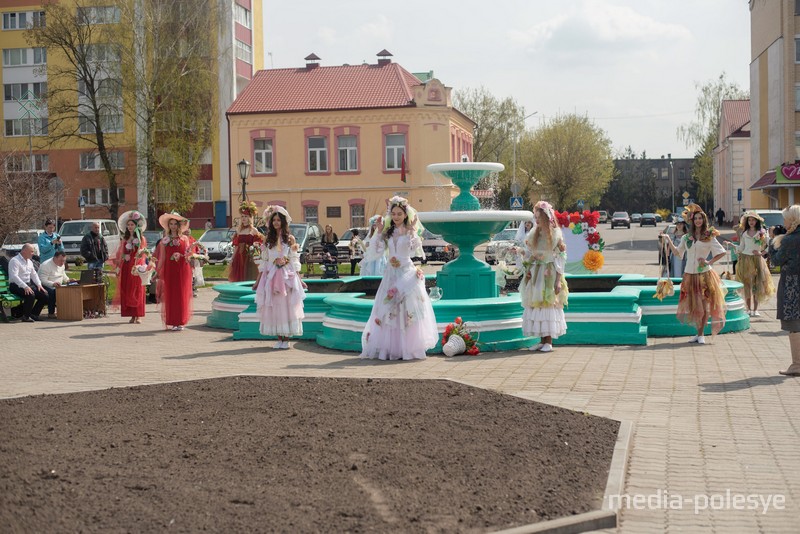 В Лунинце открыли фонтан — с депутатом, шариками и моделями