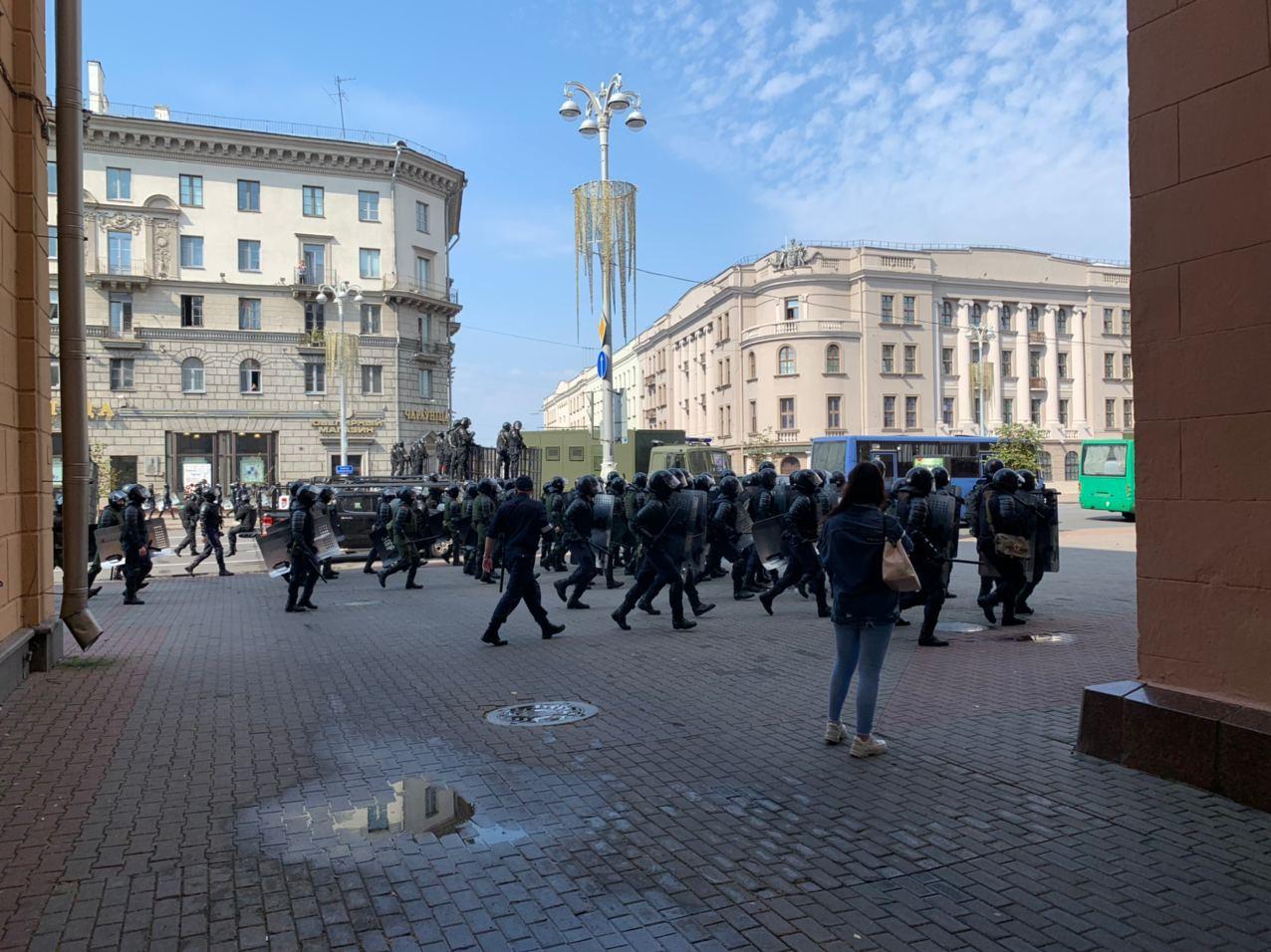 Минск 30 августа: протестующие сошлись с ОМОНом напротив КГБ