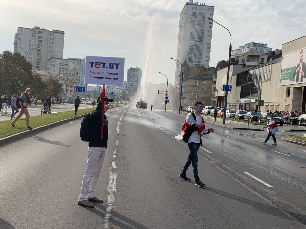 Воскресный марш в фото: плакаты, весёлый водомёт и новый маршрут