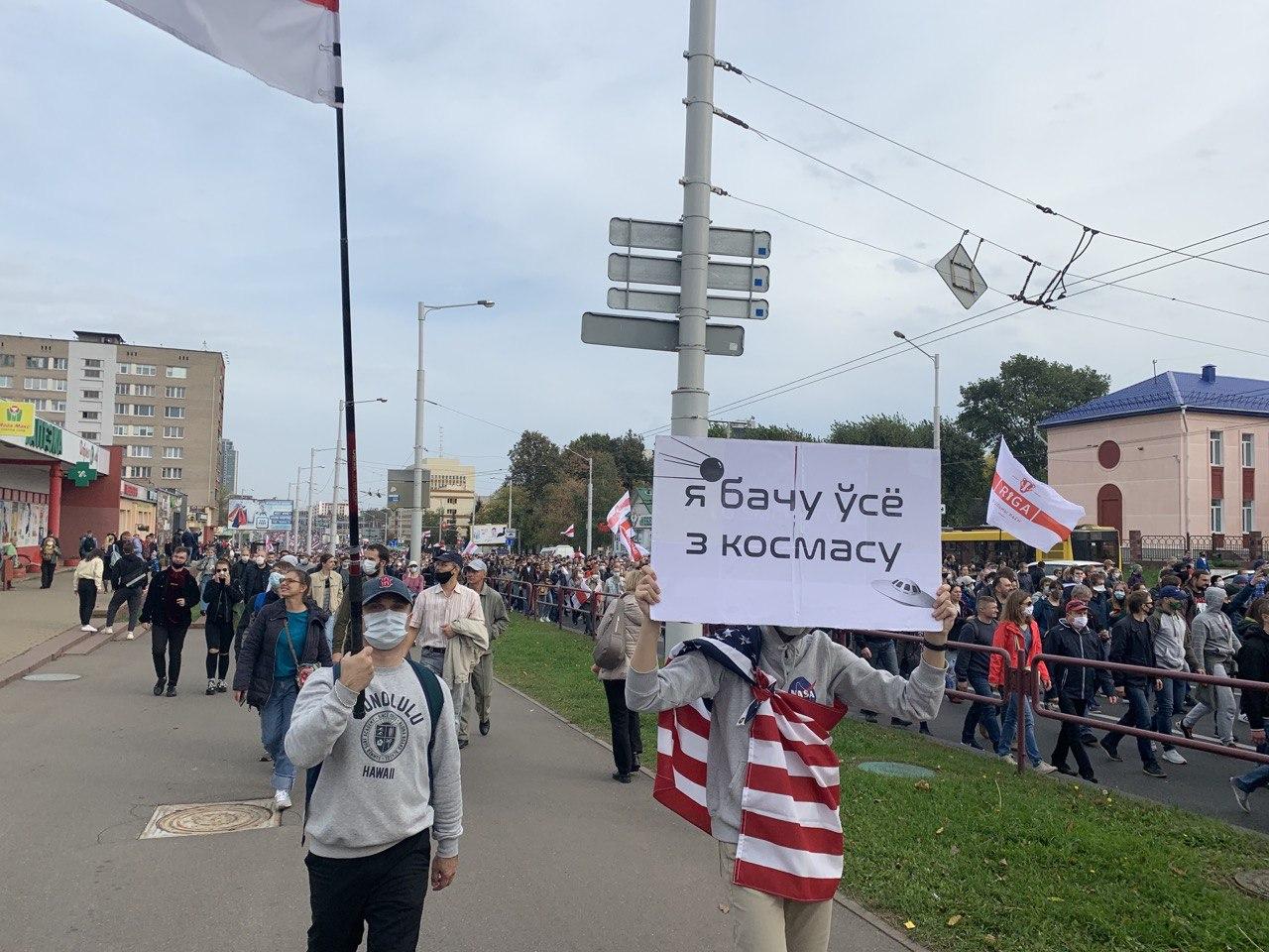 Воскресный марш в фото: плакаты, весёлый водомёт и новый маршрут