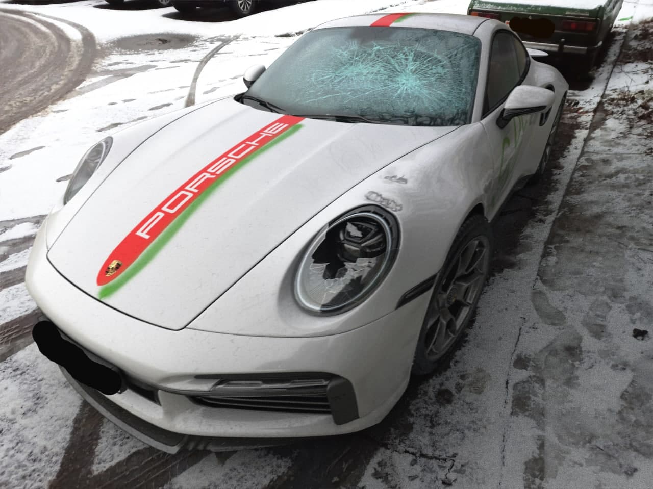 В Минске неизвестные повредили "бело-красно-белый" Porsche
