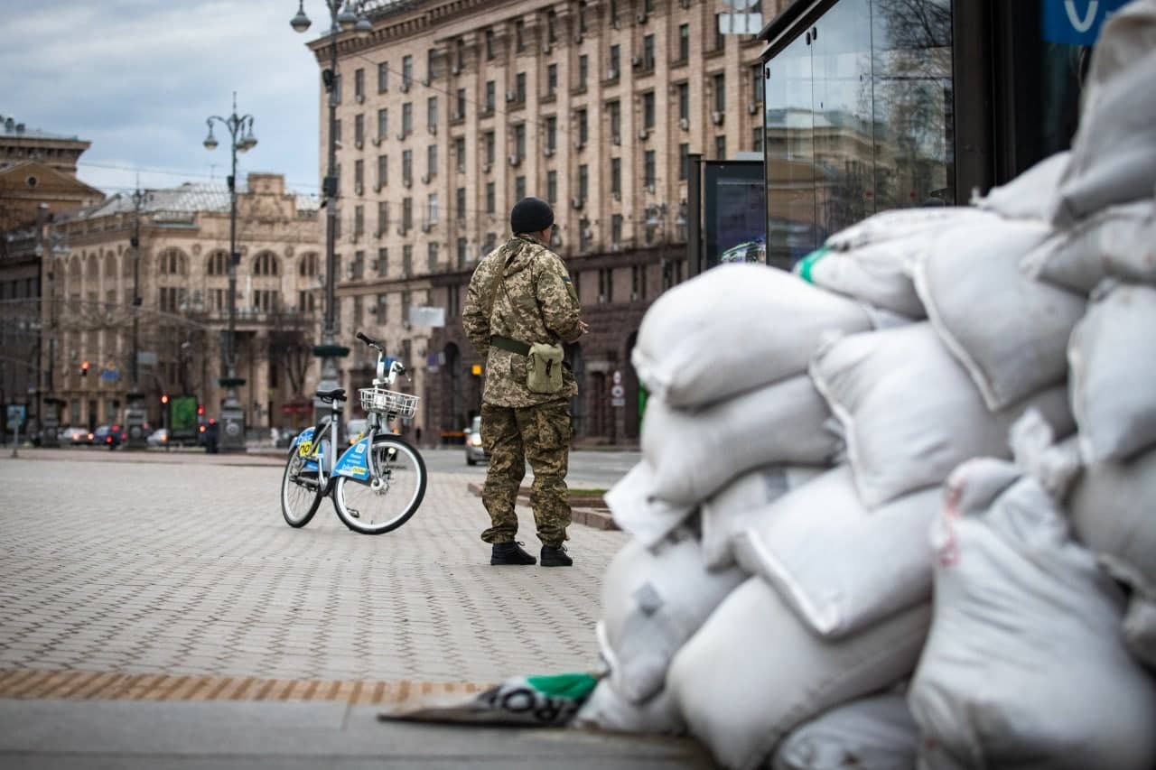 Окопы, кофе, оружие и цветы под сиренами: как живет Киев после 50 дней войны