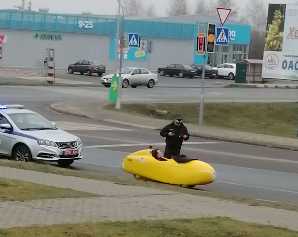 У Беларусь на рэдкім веламабілі прыехаў немец, яго спынялі даішнікі