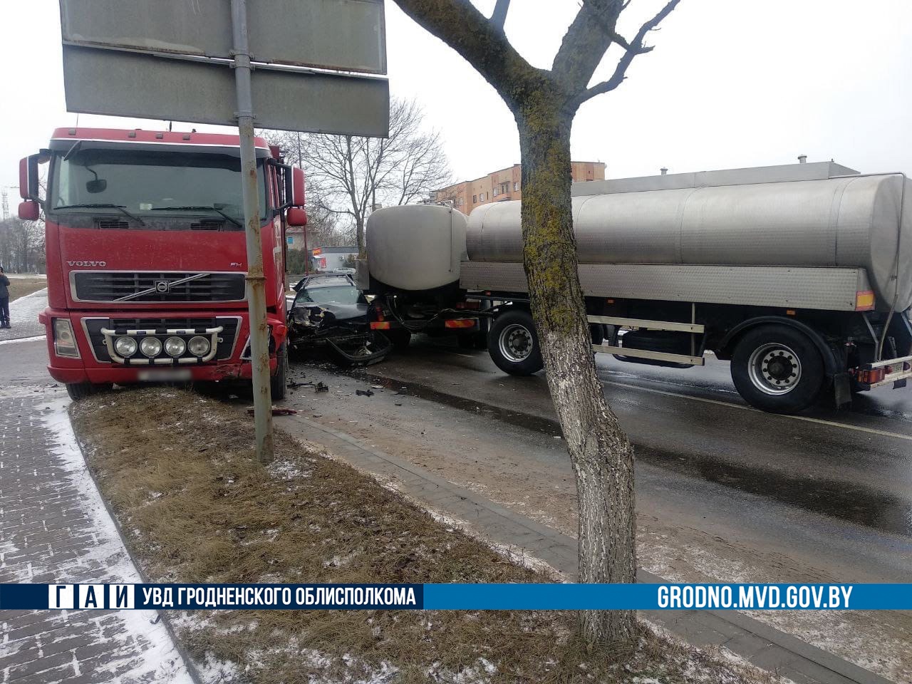 У Ваўкавыску ў ДТЗ легкавік заціснула паміж малакавозам і грузавіком