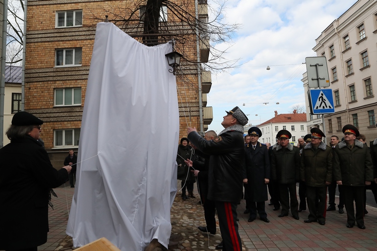 Шуневіч адкрыў у Мінску помнік царскаму паліцэйскаму з сабачкам. Фота