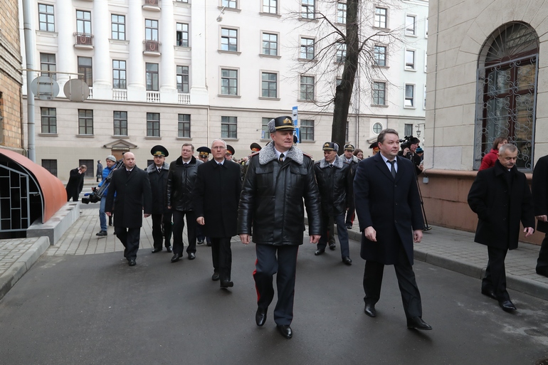 Шуневіч адкрыў у Мінску помнік царскаму паліцэйскаму з сабачкам. Фота