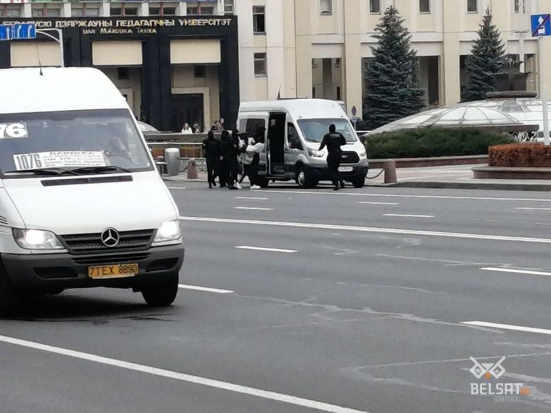 У Мінску сілавікі збілі ў аўтобусе непаўналетніх студэнтаў-забастоўшчыкаў