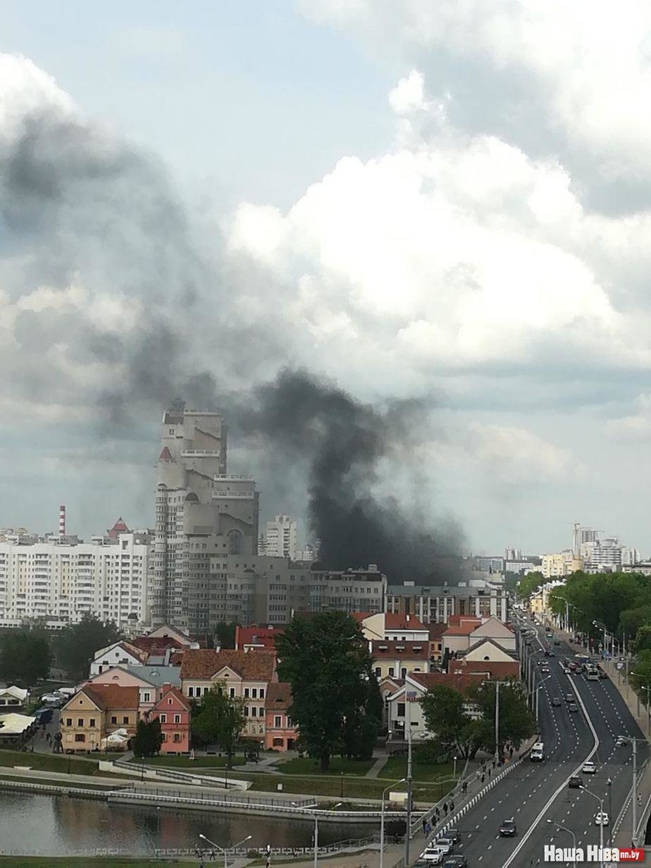 У Мінску гарэў гістарычны трохпавярховы будынак (фота, відэа)