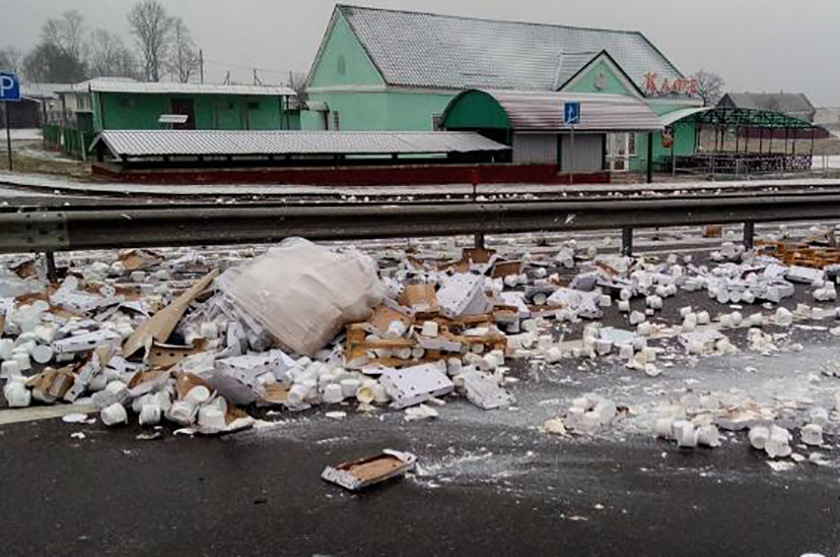 Каля Чэрвеня п'яны кіроўца грузавіка згубіў паўтары тоны сыру