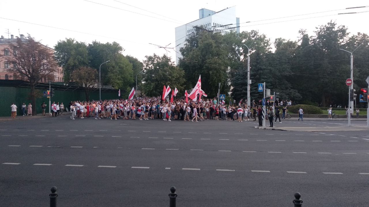 Тысячы людзей каля СІЗА на Валадарскага патрабавалі вызваліць палітвязняў