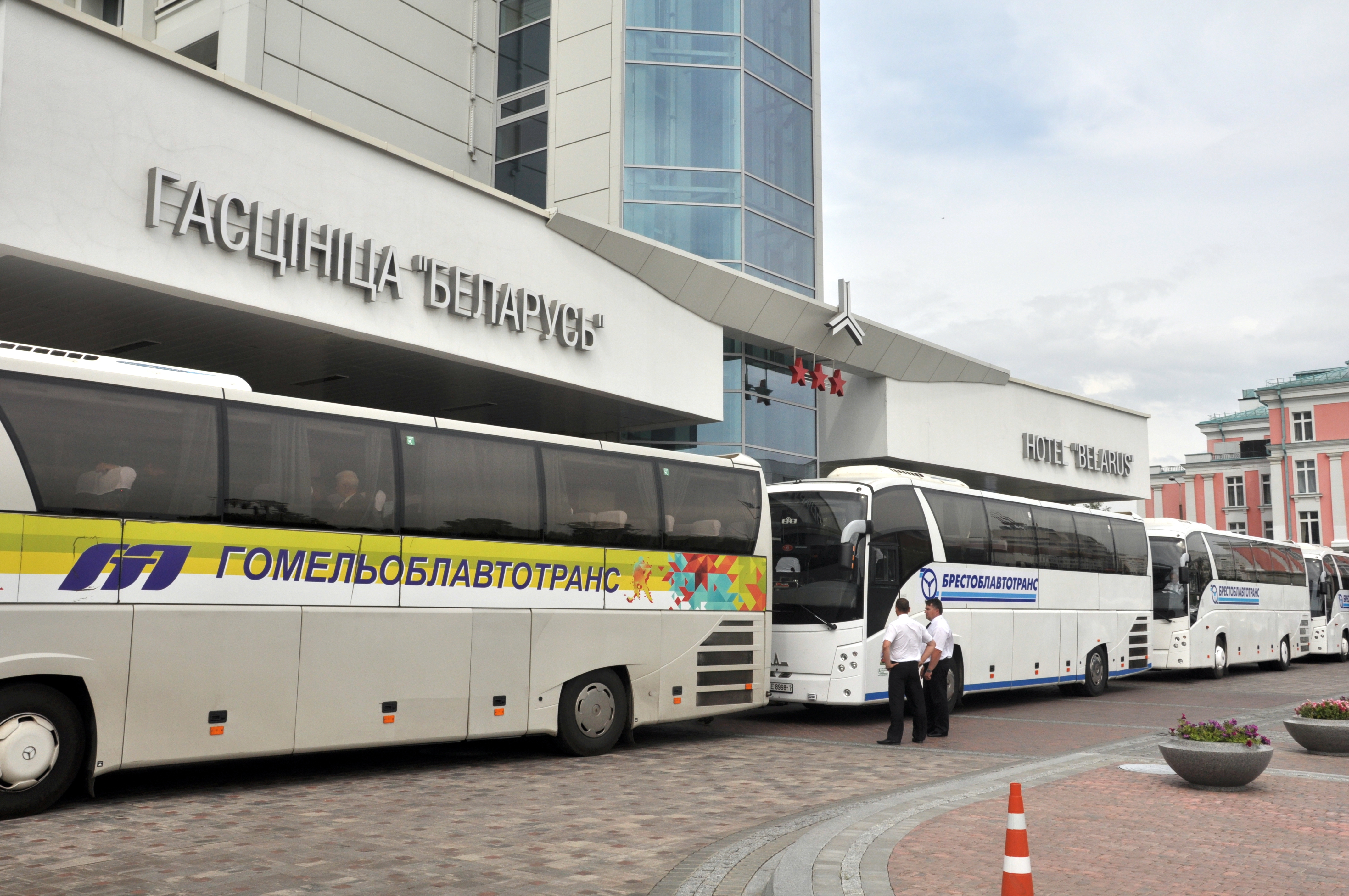 "Мы сувеніры купіць". У Мінск прыехалі дэлегаты Усебеларускага сходу (фота)