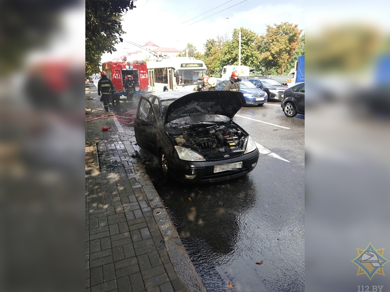 У цэнтры Мінска згарэў аўтамабіль "Ford Focus" (фота)