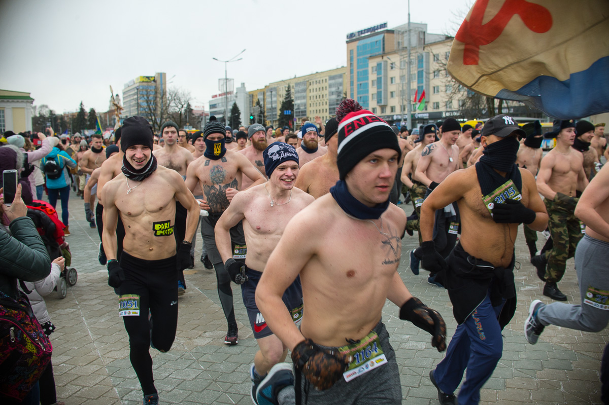 Сцягі "сапраўдных мужчын": савецкі, грузінскі, беларускі бела-чырвона-белы