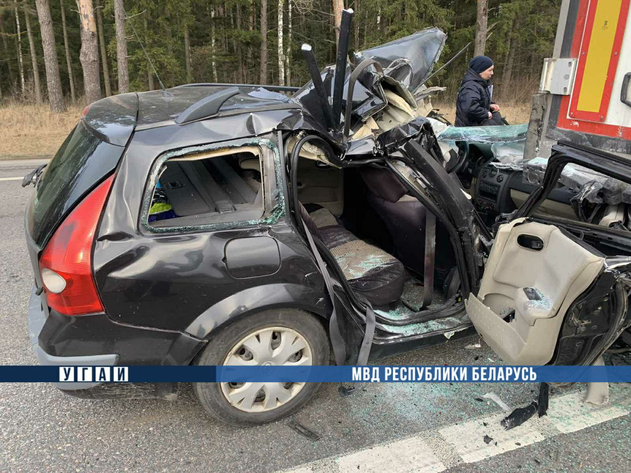 У Лёзненскім раёне легкавік сутыкнуўся з прыпаркаванай фурай, ёсць ахвяра