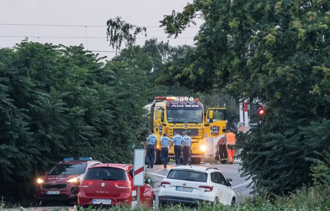 В Словакии пассажирский поезд протаранил автобус: погибли 7 человек