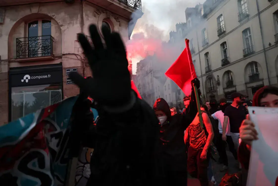 Во Франции на парламентских выборах лидируют ультраправые