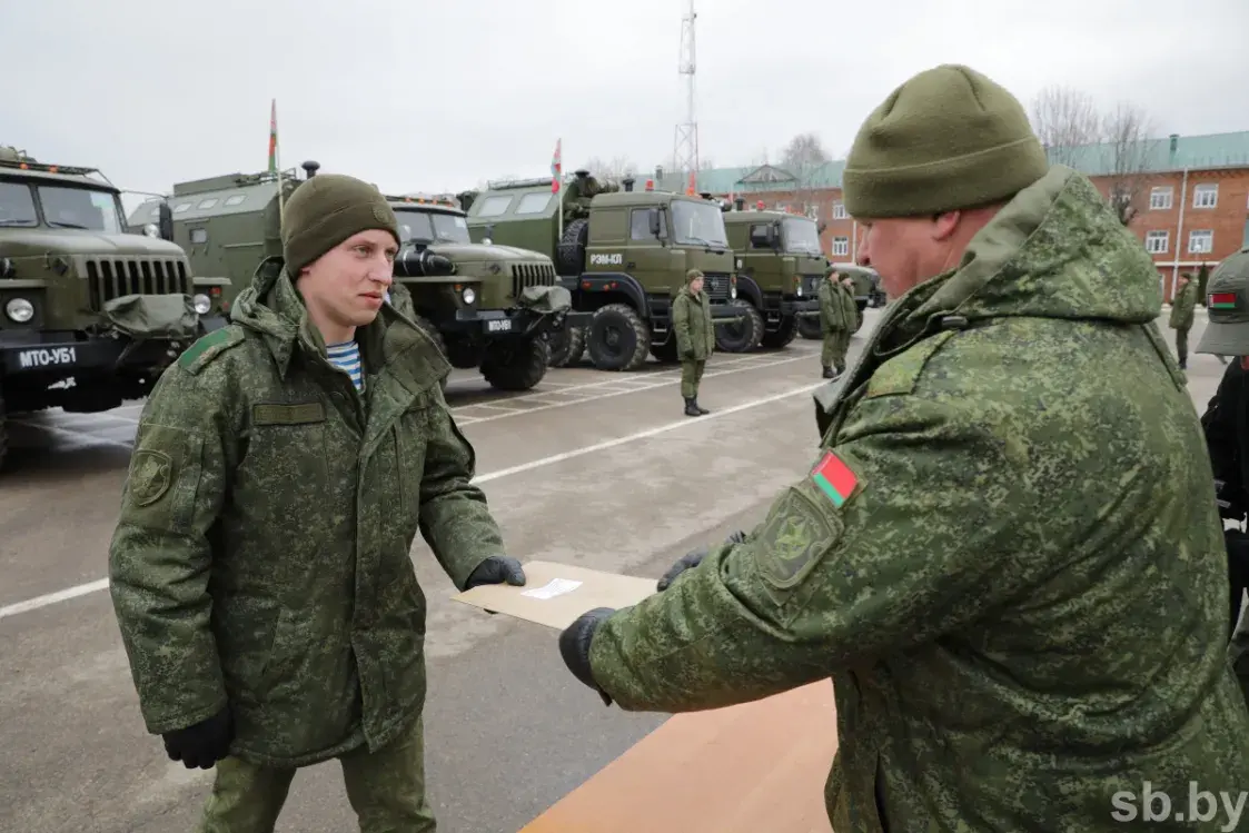 Віцебскія дэсантнікі атрымалі тэхніку для эвакуацыі пашкоджаных машын з поля бою