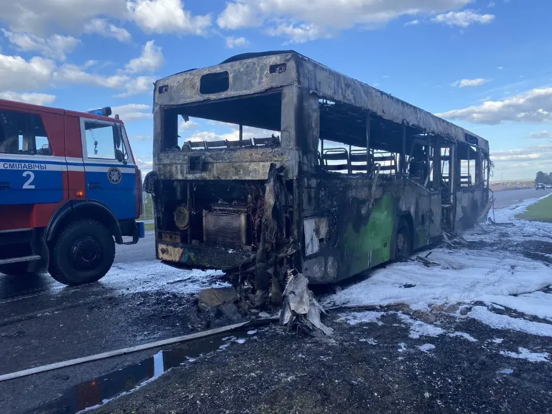 На аўтадарозе ў Чэрвенскім раёне згарэў аўтобус МАЗ