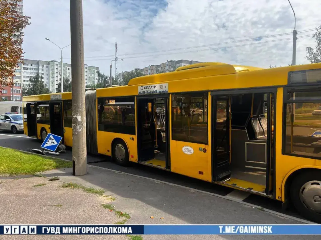 У Мінску сутыкнуліся аўтобус і таксоўка