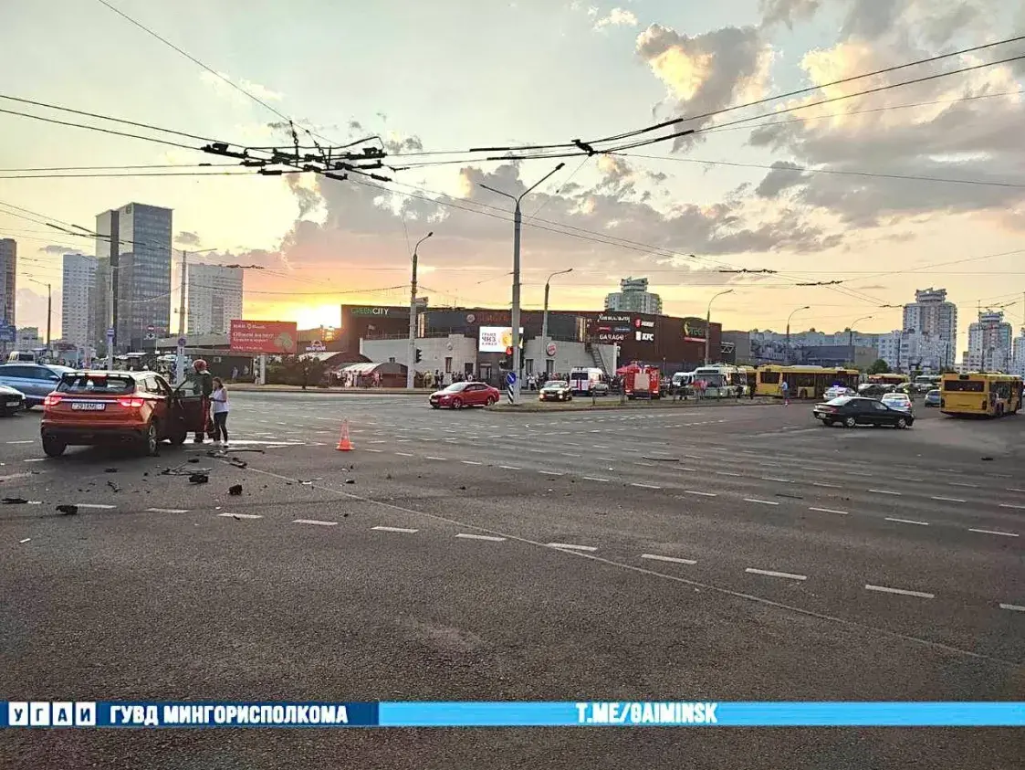 У Мінску ў аварыю трапілі аўтобус, тралейбус і легкавік, пацярпелі людзі