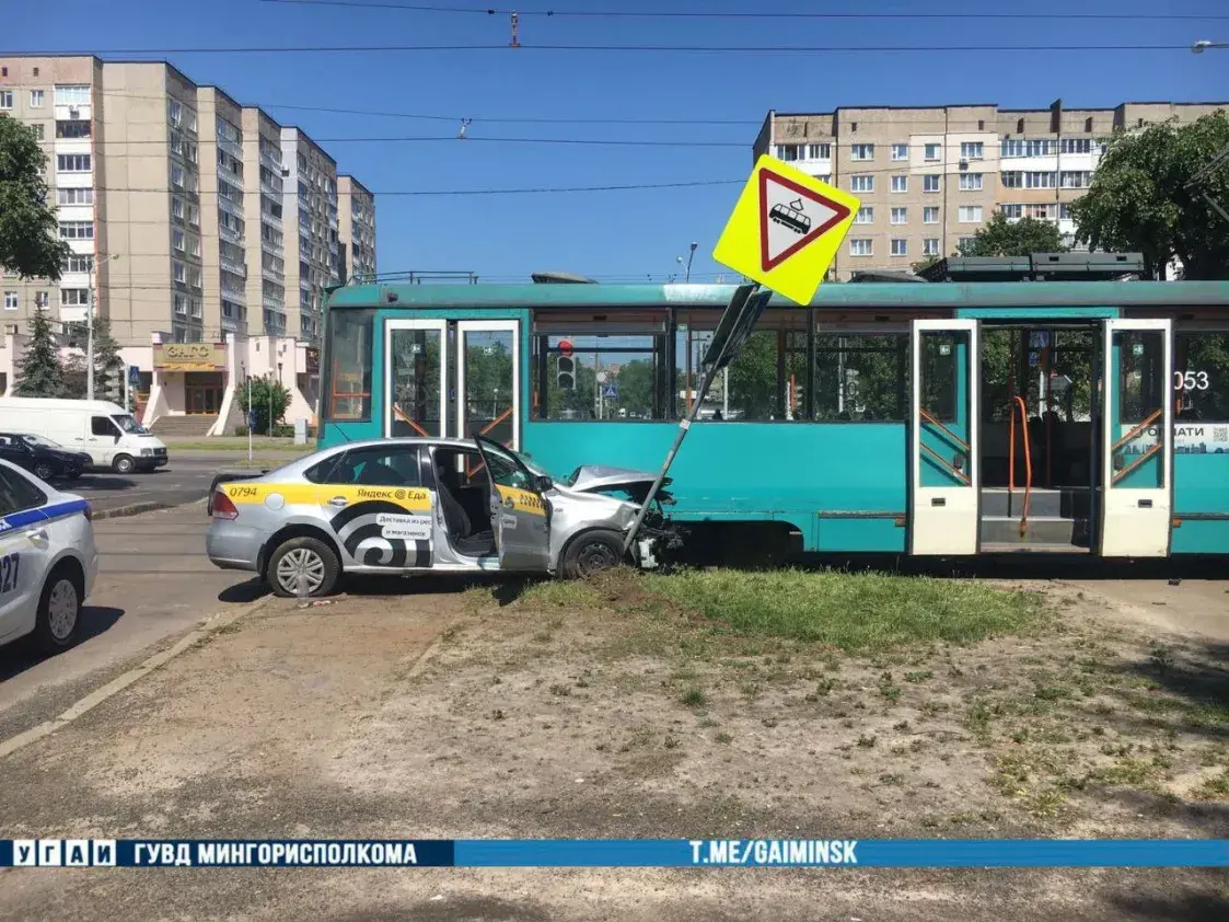 У Мінску кіроўца таксі спыніў рух трамваяў
