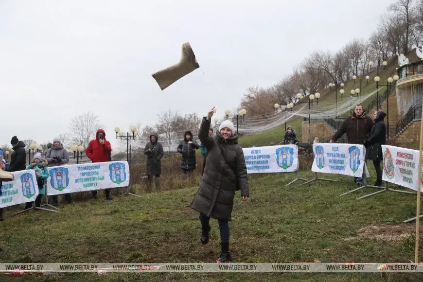 У Магілёве прайшоў "чэмпіянат па кіданні валёнка"