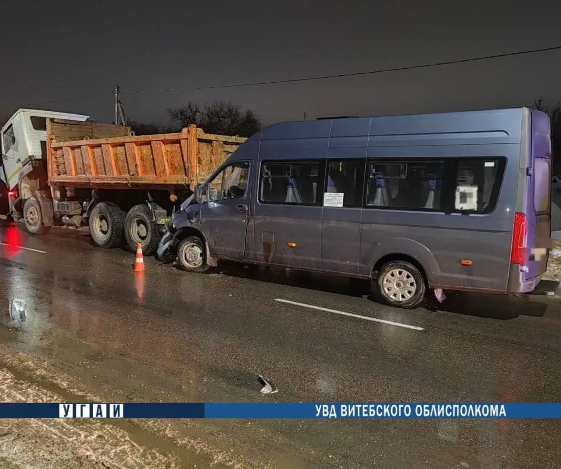 У Оршы маршрутка з пасажырамі ўрэзалася ў грузавік, 12 пацярпелых