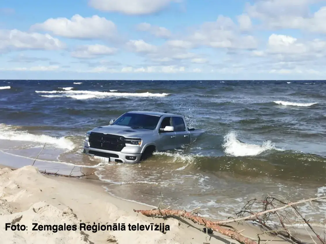 У Латвіі ў моры знайшлі аўтамабіль з беларускімі нумарамі