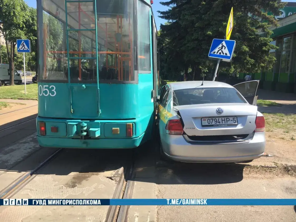 У Мінску кіроўца таксі спыніў рух трамваяў