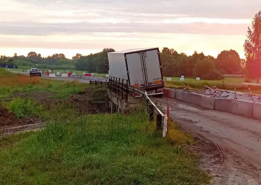 У Веткаўскім раёне мост не вытрымаў цяжар грузавіка