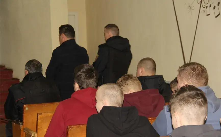 У Лунінцы мужчыну паказальна ўзялі пад варту перад навучэнцамі каледжа