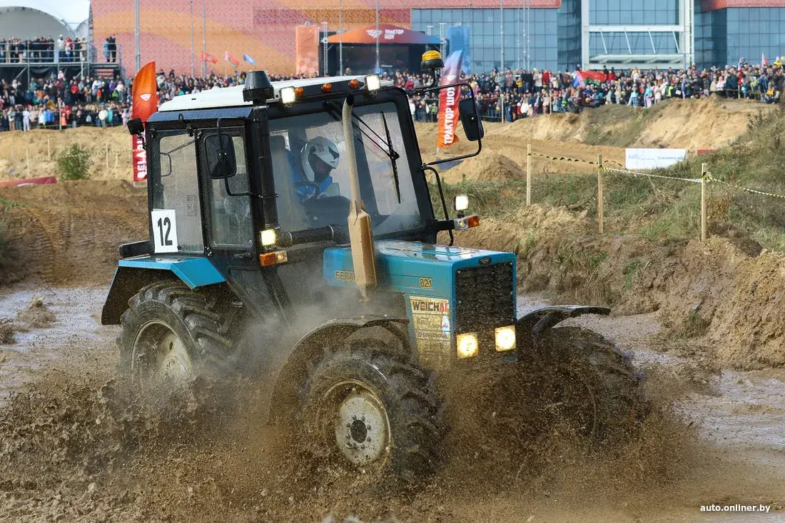 Кринж дня: под Минском прошли гонки на тракторах