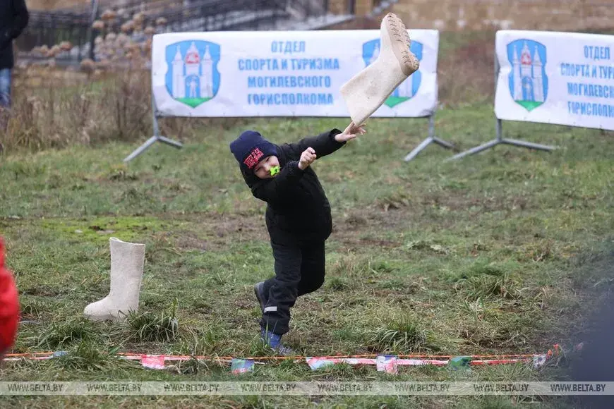 У Магілёве прайшоў "чэмпіянат па кіданні валёнка"