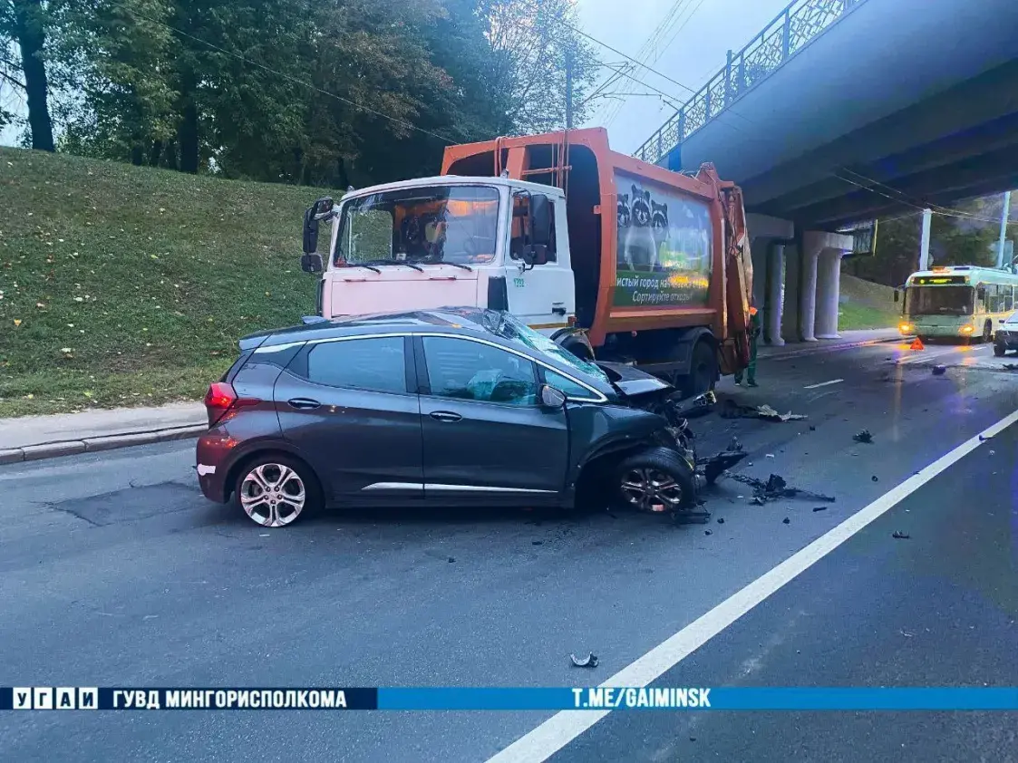 У Мінску электрамабіль трапіў пад смеццявоз