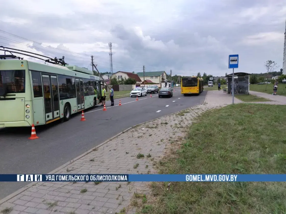 У Гомелі школьніца трапіла пад тралейбус, яна ў рэанімацыі