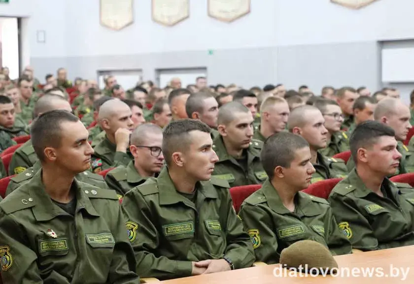 У Слоніме вайскоўцаў тэрміновай службы агітавалі ўступаць у міліцыю