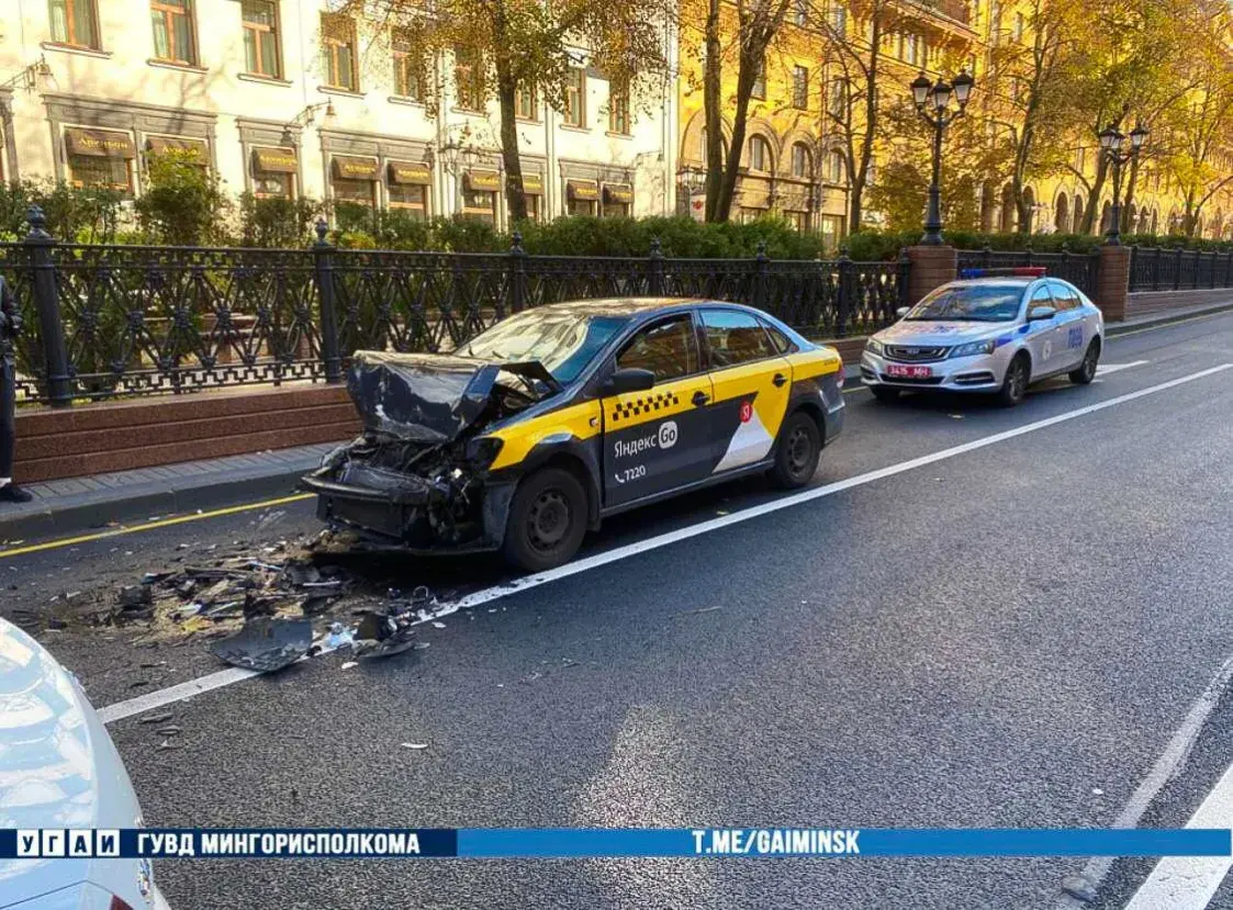 У цэнтры Мінска сутыкнуліся таксоўка і маршрутка, ёсць пацярпелыя